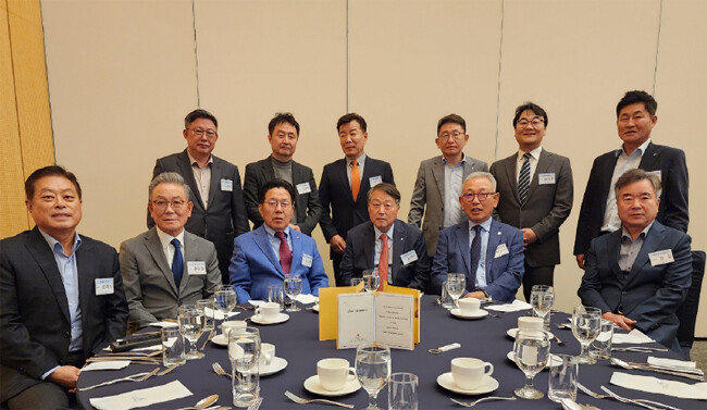 조상범 회장(앞줄 왼쪽에서 세 번째)이 인천사랑회 회원들과 모임을 하고 있다. [인천사회복지공동모금회]