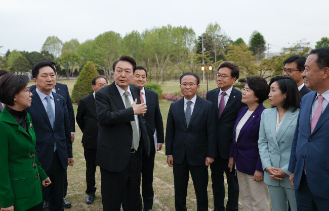 5월 2일 윤석열 대통령이 서울 용산 대통령실 청사 앞 야외 정원에서 국민의힘 김기현 대표(왼쪽 세 번째)와 윤재옥 원내대표(앞줄 오른쪽 다섯 번째) 등 여당 지도부와 대화를 하고 있다. [대통령실]