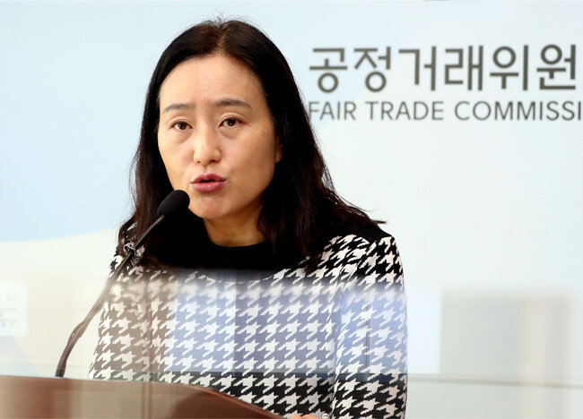 지난해 12월 27일 세종 정부세종청사에서 민혜영 공정거래위원회 기업집단정책과장이 ‘2022년 공시대상기업집단 지배구조 현황 공개’ 관련 브리핑을 하고 있다. 이날 발표에 따르면 2021년 공시집단 소속 상장사(288개) 이사회 안건(8027건) 가운데 원안 가결률은 99.3%(7972건)로 사외이사 반대로 통과되지 않은 안건의 비중은 0.69%(55건)에 그쳤다.[ 뉴스1]