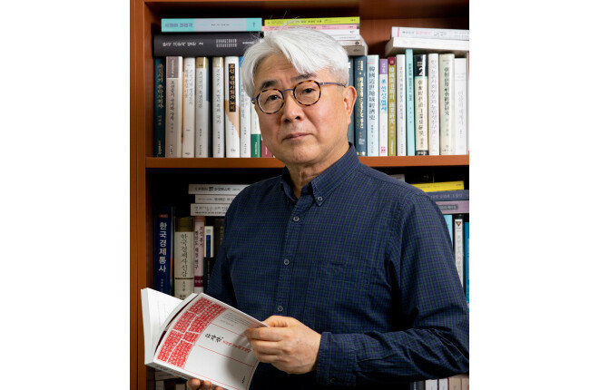 계승범 교수는 서강대 사학과를 졸업하고 워싱턴 주립대에서 박사학위를 받았다. 동아시아 맥락에서 보는 조선시대 정치·지성사와 한·중관계사를 주로 탐구하고 있다. [박해윤 기자]