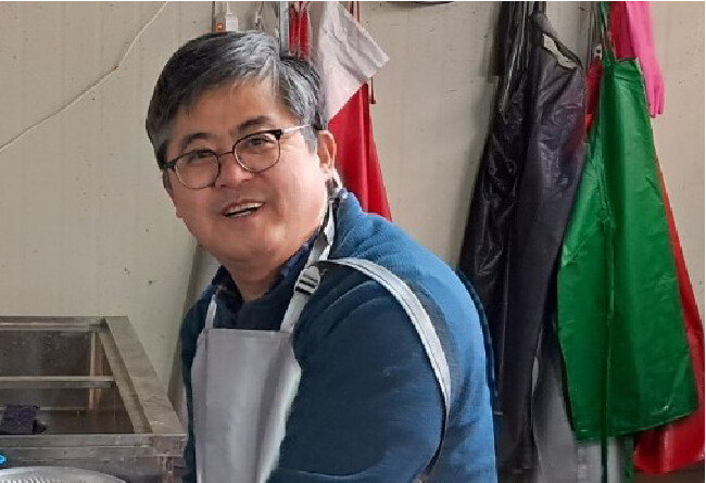 함운경 네모선장 대표가 홍어를 손질하고 있다. 함 대표는 전북 군산시에서 횟집 ‘네모선장’을 운영한다. [페이스북]