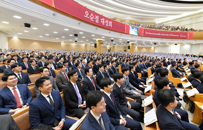 새예루살렘 판교성전에서 5월 28일 개최된 오순절 대성회 기념예배에 참석한 하나님의 교회 신자들이 설교를 경청하고 있다. [하나님의 교회]