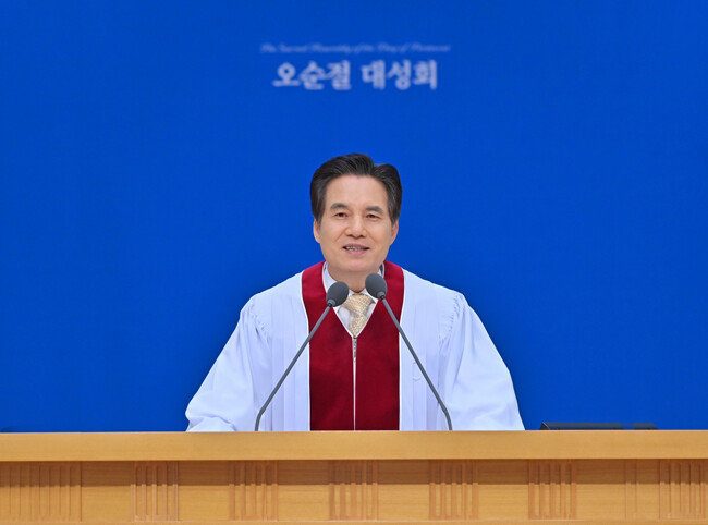 하나님의 교회 총회장인 김주철 목사가 오순절 대성회 기념예배를 집전하고 있다. [하나님의 교회]