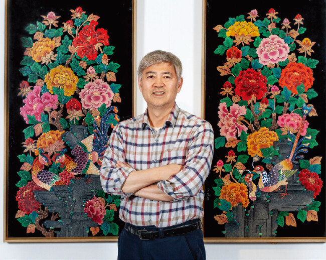 옻칠회화 수집가, 김동철 온고 갤러리 대표.