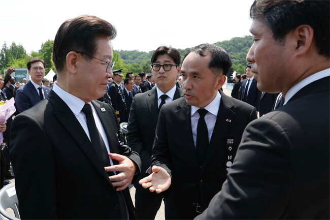 6일 서울 동작구 국립서울현충원에서 열린 현충일 추념식에서 최원일 전 천안함 함장(오른쪽)이 이재명 더불어민주당 대표(왼쪽)에게 항의하고 있다. [동아DB]