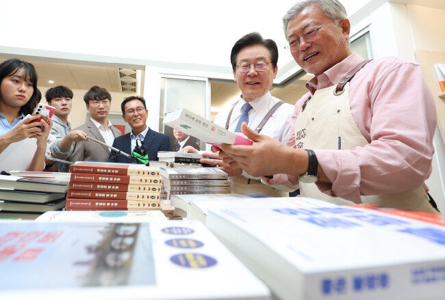 문재인 전 대통령이 5월 10일 경남 양산시 하북면 평산책방에서 더불어민주당 이재명 대표에게 책을 추천하고 있다. [뉴시스]