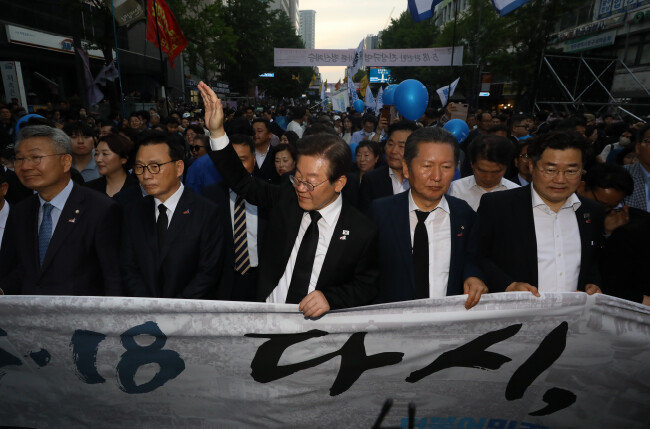 이재명 더불어민주당 대표(가운데)와 박광온 원내대표(왼쪽에서 두 번째)가 5월 17일 광주 동구 금남로에서 열린 5·18민주화운동 제43주년 기념식 전야제에 참석해 거리 행진을 하고 있다. [뉴스1]