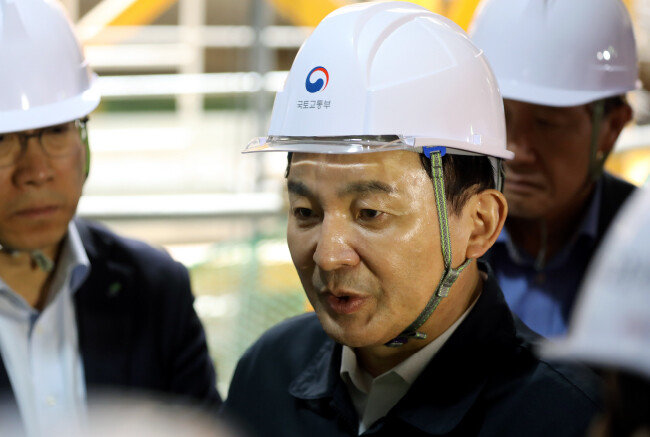 5월 2일 원희룡 국토교통부 장관이 인천 서구 ‘검단 신도시 안단테’ 지하 주차장 붕괴 현장을 살펴보고 있다. [뉴스1]