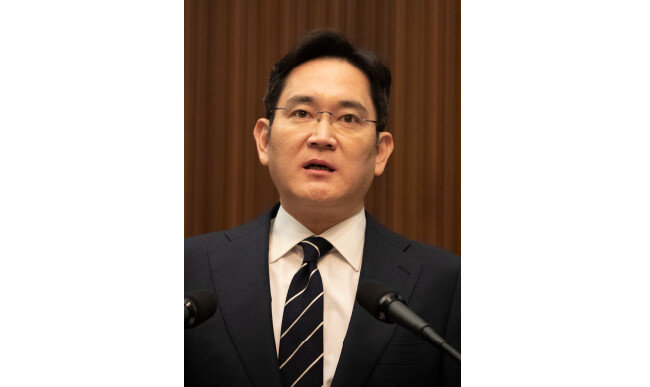 2020년 5월 6일 서울 서초동 삼성사옥에서 이재용 당시 삼성전자 부회장이 경영권 승계 및 노동조합 문제 등과 관련해 ‘대국민 사과문’을 발표하고 있다. 이는 같은 해 2월 출범한 삼성 준법감시위원회가 권고한 데 따른 것이다. [뉴스1]