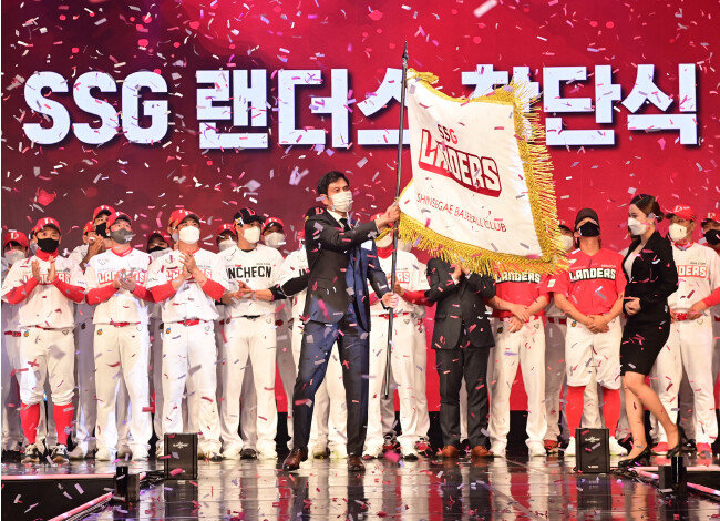 2021년 3월 30일 서울 웨스틴조선호텔 그랜드볼룸에서 열린 ‘SSG 랜더스’ 창단식에서 정용진 신세계그룹 부회장(SSG랜더스 구단주)이 구단기를 흔들고 있다. [뉴스1]