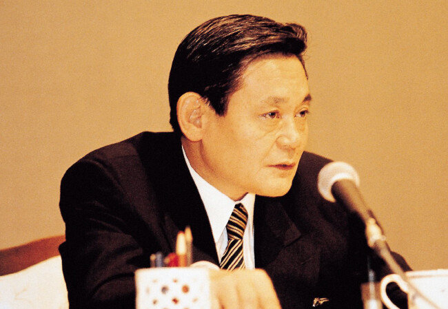 이건희 삼성전자 회장은 1993년 6월 독일 프랑크푸르트에서 “마누라와 자식 빼고는 다 바꾸라”고 천명하며 ‘신경영 선언’을 했다. 삼성은 이후 ‘질적으로 대전환’을 시작했다. [삼성전자]
