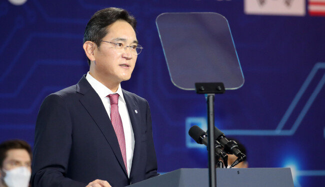 이재용 삼성전자 회장이 지난해 5월 20일 경기 평택시 삼성전자 반도체 공장을 방문한 윤석열 대통령과 조 바이든 미국 대통령 연설에 앞서 인사말을 하고 있다. [뉴시스]
