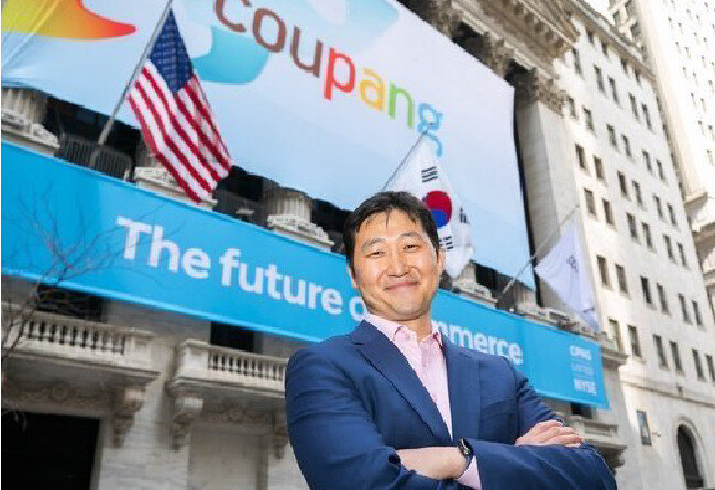 쿠팡은 2021년 3월 11일 미국 뉴욕증권거래소(NYSE)에 상장했다. 사진은 뉴욕증권거래소 앞에 선 김범석 쿠팡 이사회 의장. [쿠팡]