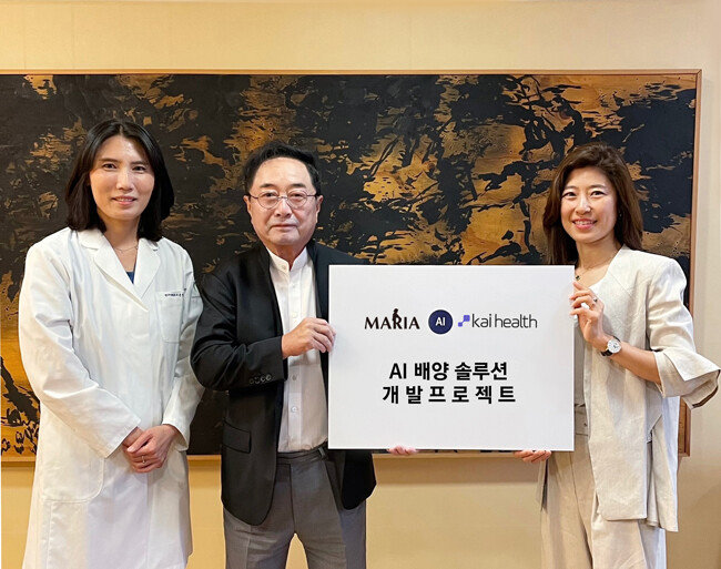 연구협력 체결을 맺은 임진호 마리아병원 이사장(가운데)과 이혜준 카이헬스 대표(오른쪽).