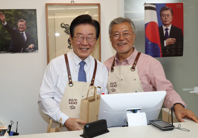 5월 10일 이재명 더불어민주당 대표가 문재인 전 대통령이 경남 양산시 평산마을에 문을 연 평산책방을 찾아 봉사를 마치고 계산대 앞에서 기념사진을 찍고 있다. [뉴시스]