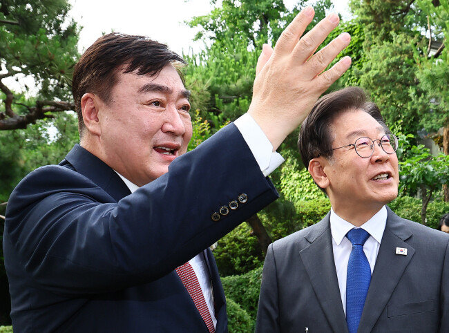 이재명 더불어민주당 대표가 6월 8일 서울 성북구 중국대사관저에서 싱하이밍 주한중국대사를 예방해 관저를 둘러보고 있다. 이날 싱 대사가 “중국의 패배에 베팅하다가 나중에 후회한다”는 발언을 한 것이 큰 논란이 됐다. [뉴시스]