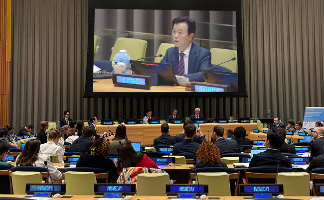 조규일 진주시장이 27일(현지시간) 뉴욕 유엔본부에서 열린 UN 중소기업의 날(UN MSME Day) 행사에서 ‘대한민국 기업가정신의 수도, 진주’를 주제로 기조연설을 하고 있다. [진주시청]