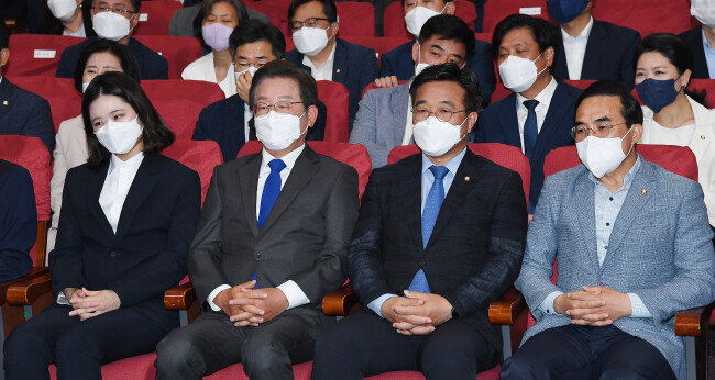 2022년 6월 1일 서울 여의도 국회 개표종합상황실에서 6·1 전국동시지방선거 출구조사 결과를 당시 더불어민주당 박지현 공동상임선거대책위원장. 이재명 총괄선거대책위원장, 윤호중 공동상임선거대책위원장, 박홍근 원내대표(앞줄 왼쪽부터) 등 지도부가 침통한 표정으로 지켜보고 있다. [뉴시스]