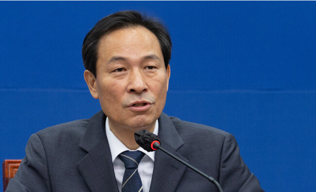 2022년 6월 22일 우상호 더불어민주당 당시 비상대책위원장이 서울 여의도 국회에서 열린 비상대책위원회의에서 발언하고 있다. 우 위원장은 ‘수박’이란 단어가 분란을 조장하자 “앞으로 ‘수박’, 이런 단어 쓰는 분들 가만 안 놔둘 것”이라고 경고했으나 개딸들로부터 강한 반발을 샀다. [뉴시스]