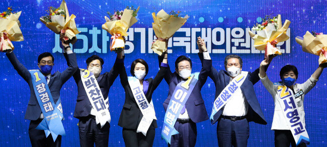 2022년 8월 28일 서울 송파구 올림픽 체조경기장에서 열린 제5차 정기전국대의원대회에서 선출된 이재명 더불어민주당 신임 당대표와 최고위원들이 인사하고 있다. 왼쪽부터 장경태, 박찬대, 고민정 최고위원, 이재명 대표, 정청래, 서영교 최고위원. [뉴시스]