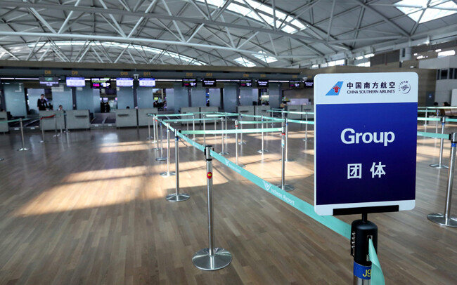 2017년 3월 15일 인천국제공항 중국 항공사 출국수속장에 관광객 한명 없이 ‘단체’라고 쓰인 안내 팻말만 덩그러니 놓여 있다. 이날은 중국 정부가 사드(THAAD·고고도미사일방어체계) 보복의 일환으로 내놓은 한국 단체관광 금지 조치가 발효된 날이다. [동아DB]