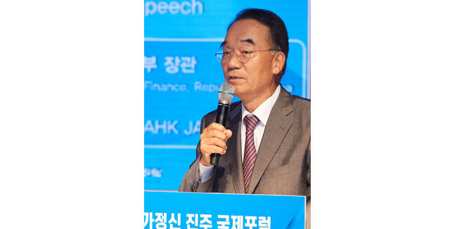 박재완 전 기획재정부장관이 ‘기업가정신은 경제의 대들보’를 주제로 기조연설을 하고 있다.