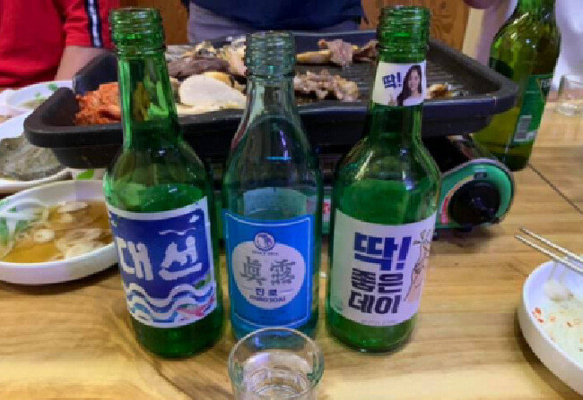 법무부 장관으로 내정되기 6일 전인 2019년 8월 3일, 조국 전 대통령민정수석비서관이 페이스북에 ‘대선’ ‘진로’ ‘딱! 좋은데이’ 소주 3병을 나란히 세워둔 사진을 올려 대선을 염두에 둔 메시지를 던졌다는 해석이 나왔다. [조국 전 법무부 장관 페이스북]