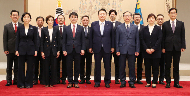 윤석열 대통령이 7월 3일 서울 용산 대통령실 청사에서 신임 차관급 임명장 수여식에 참석해 기념 촬영을 하고 있다. [대통령실사진기자단]