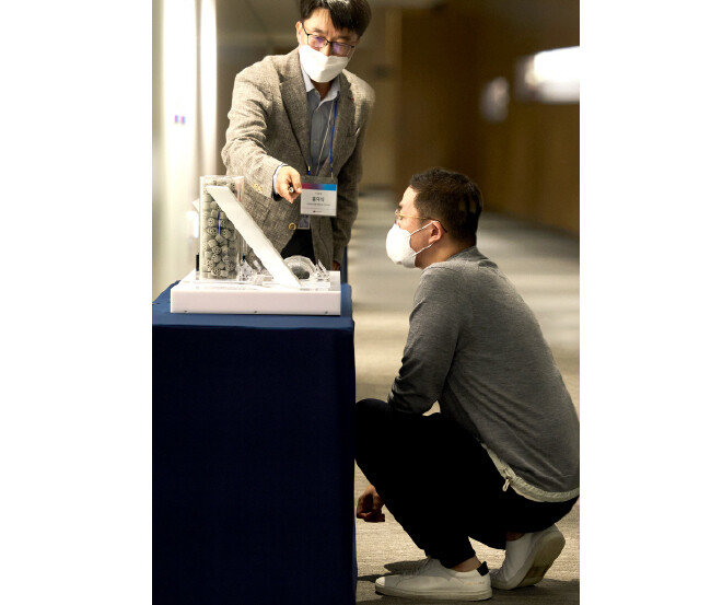 LG그룹은 미래세대와 공존하는 지속 가능한 기업으로 성장하기 위해 미래성장동력으로 클린테크(Clean Tech) 관련 사업을 적극 육성해 나가기로 했다. 사진은 지난해 6월 마곡 LG화학 R&D 연구소를 방문해 바이오 소재, 폐플라스틱 재활용 관련 기술개발 현황을 살피는 구광모 대표. [㈜LG]