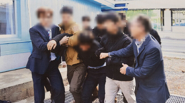 2019년 11월 귀순 의사를 밝힌 북한이탈주민 2명이 판문점을 통해 북한으로 추방되고 있다. [뉴스1]