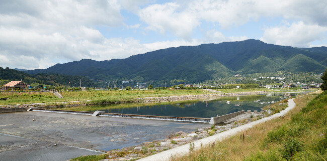 지리산 자락에서 내려오는 덕천강. [홍중식 기자]