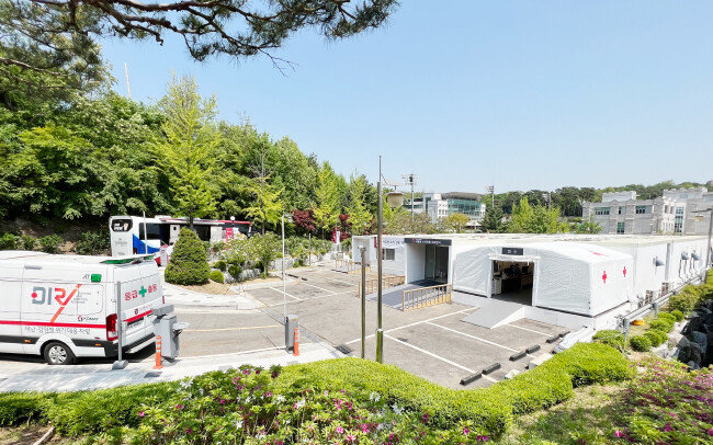 고려대안암병원이 마련했던 ‘서울형 소아전용 외래센터’. 에어텐트와 건축구조물을 혼합한 하이브리드 형태의 모듈 병원으로서 감염병에 신속·유연한 대처가 가능하다. [고려대안암병원]