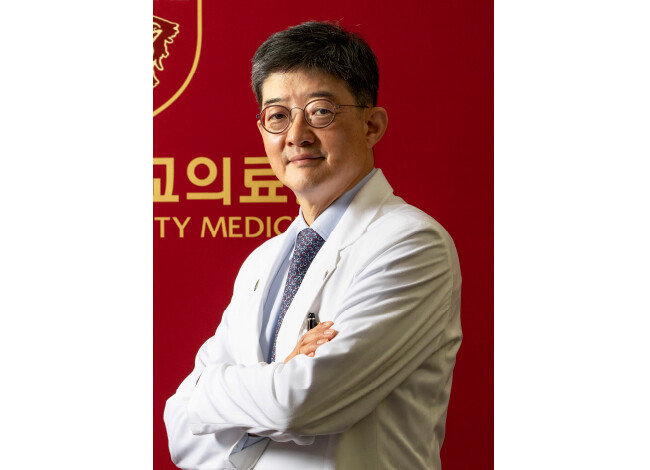 한승범 고려대안암병원 원장은 ‘신동아’와 인터뷰하면서 “환자의 아픔에 공감하며 여정을 함께하는 병원이 고려대안암병원의 지향점”이라고 말했다. [박해윤 기자]