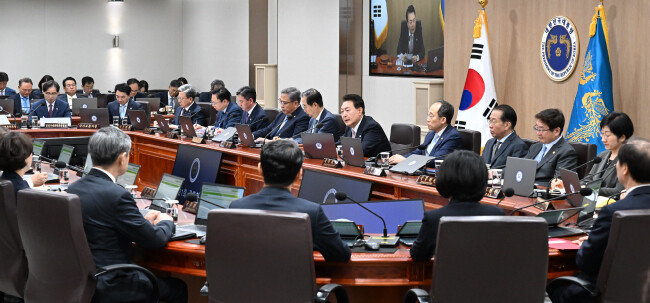 윤석열 대통령이 5월 23일 서울 용산 대통령실 청사에서 열린 국무회의에 참석해 발언하고 있다. [대통령실사진기자단]
