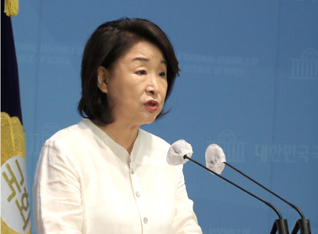 심상정 정의당 의원이 7월 10일 서울 여의도 국회 소통관에서 열린 ‘위성정당 방지’ 정치 관계법 개정안 발의 관련 기자회견에서 발언하고 있다. 21대 총선에서 준연동형 비례대표제로 선거제도가 바뀌었으나 거대양당이 비례용 위성정당을 창당해 정치개혁 시도에 찬물을 끼얹었다. [뉴시스]