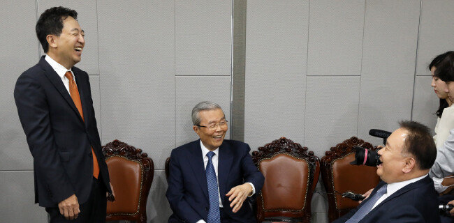 더불어민주당 출신 금태섭(왼쪽) 전 의원은 신당 창당을 선언하고, 7월 3일 신당 준비 모임 단체 명칭을 ‘새로운 정당 준비위원회(새로운당)’로 확정했다. 4월 18일 금 전 의원이 김종인 전 국민의힘 비상대책위원장, 이상민 더불어민주당 의원과 함께 서울 여의도 국회 의원회관에서 열린 ‘다른 미래를 위한 성찰과 모색 포럼’에 앞서 대화를 나누고 있다. [뉴시스]