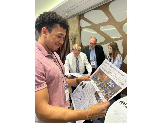 K-기업가정신 진주 국제포럼에 참석한 인사들이 동아일보가 발행한 진주 국제포럼 특집 섹션을 살펴보고 있다. [허문명 기자]