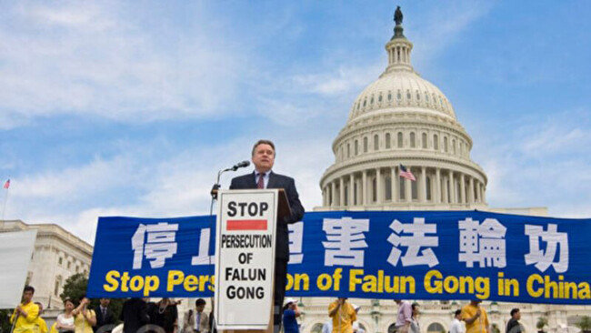 크리스 스미스 미국 연방하원 의원, 파룬궁 박해 금지 결의안을 주도했다. [동아DB]