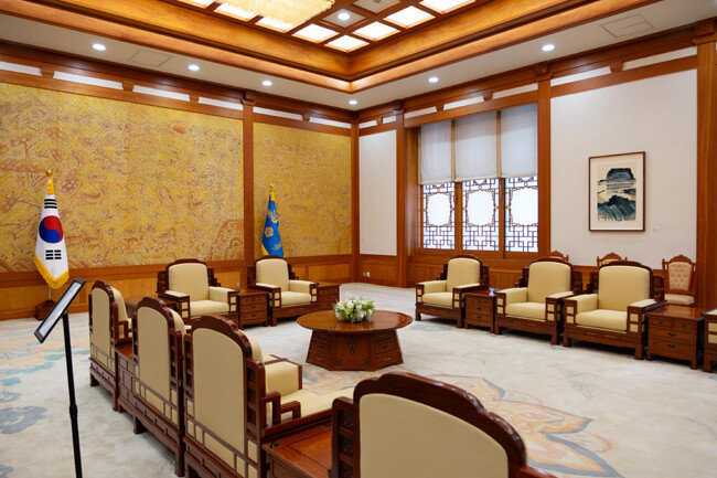 본관 2층 집무실.