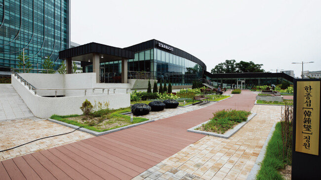 서울지하철 6호선 안암역과 메디컴플렉스 신관 사이 환자·내원객 휴게 공간 ‘한종섭 정원’. [조영철 기자]