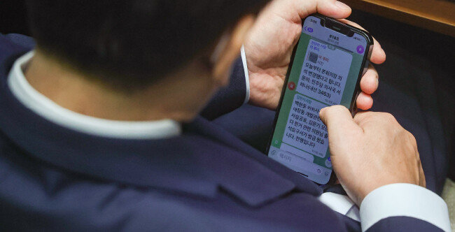 이재명 더불어민주당 대표가 2022년 9월 1일 서울 여의도 국회에서 열린 본회의에서 김현지 보좌관(전 경기도청 비서관)으로부터 받은 검찰 출석 통보 관련 내용의 문자를 보고 있다. [국회공동취재사진]