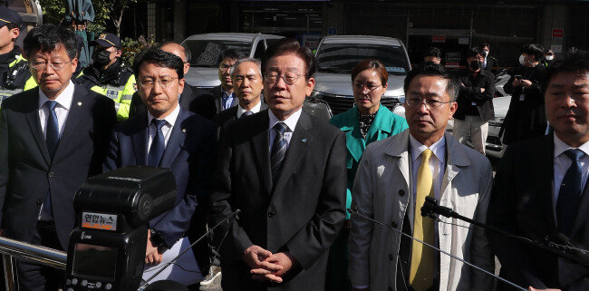 이재명 더불어민주당 대표가 2022년 10월 24일 검찰이 압수수색을 시도한 민주연구원이 입주한 서울 여의도 더불어민주당 중앙당사에 도착해 발언하기에 앞서 생각에 잠겨 있다. [뉴시스]