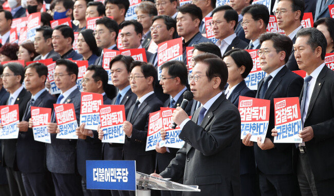 이재명 더불어민주당 대표가 2022년 10월 26일 서울 여의도 국회 앞 본청 계단에서 열린 민생파탄·검찰독재 규탄대회에서 발언하고 있다. [국회공동취재사진]