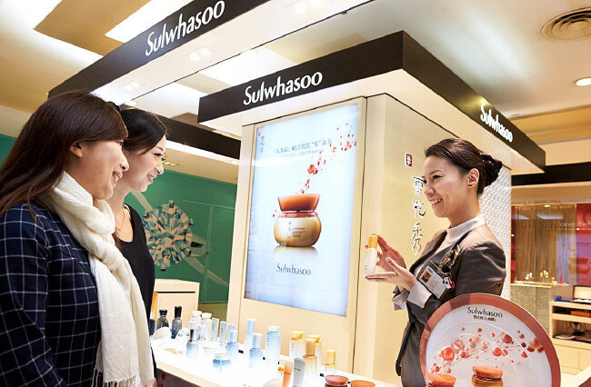 2014년 3월 중국 상하이 주광(久光) 백화점에 입점한 아모레퍼시픽 브랜드 ‘설화수’ 매장. 이 무렵은 중국에서 한국 화장품의 인기가 고공 행진하던 시절로 꼽힌다. [동아DB]