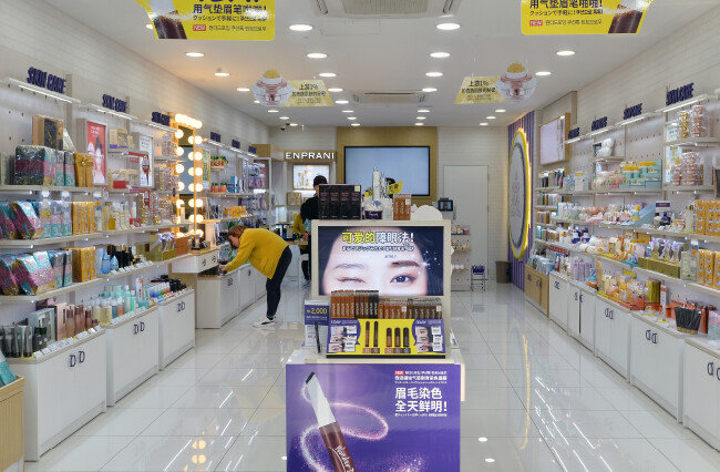 2017년 3월 14일 서울 중구 명동 한 상점. 손님이 없어 한산하다. 중국 당국의 사드(THAAD·고고도미사일방어체계) 배치 보복 조치로 인해 관광객이 끊긴 결과다. 2020년 코로나19 사태가 더해지며 중국 시장 의존도가 높았던 아모레퍼시픽·LG생활건강은 매출에 큰 타격을 입었다. [뉴스1]