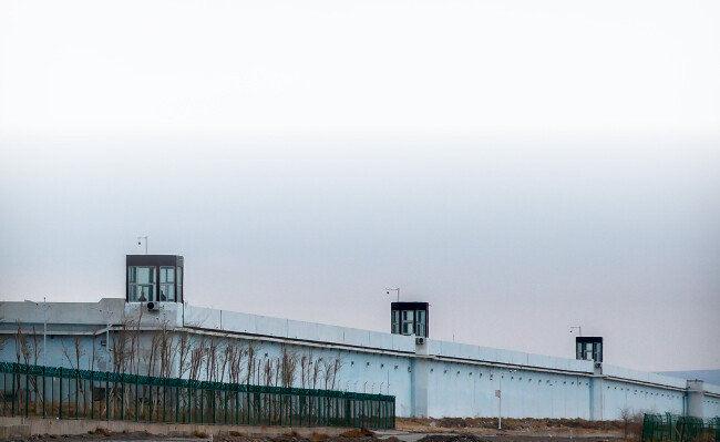중국 신장웨이우얼자치구 우루무치에서 촬영한 구금 시설. 서방은 중국 당국이 이곳에서 위구르인을 상대로 각종 잔혹 행위를 한다며 규탄해 왔다. [AP뉴시스]