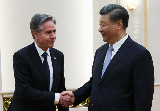6월 19일 토니 블링컨 미국 국무장관이 중국 베이징 인민대회당에서 시진핑 국가주석을 만나 악수하고 있다. [뉴시스]