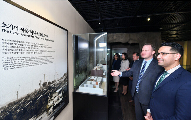 3월 ‘전 세계 목회자 회의’ 참석차 방한한 각국 목회자들이 하나님의 교회 역사관을 관람하며 대한민국에서 시작한 하나님의 교회 역사에 대해 이야기하고 있다. [하나님의 교회]