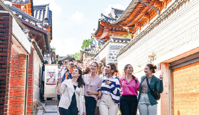 북촌한옥마을의 정취를 만끽하는 세계 대학생들. 매듭팔찌, 복주머니 등 전통공예 체험도 하며 한국의 매력을 느꼈다.