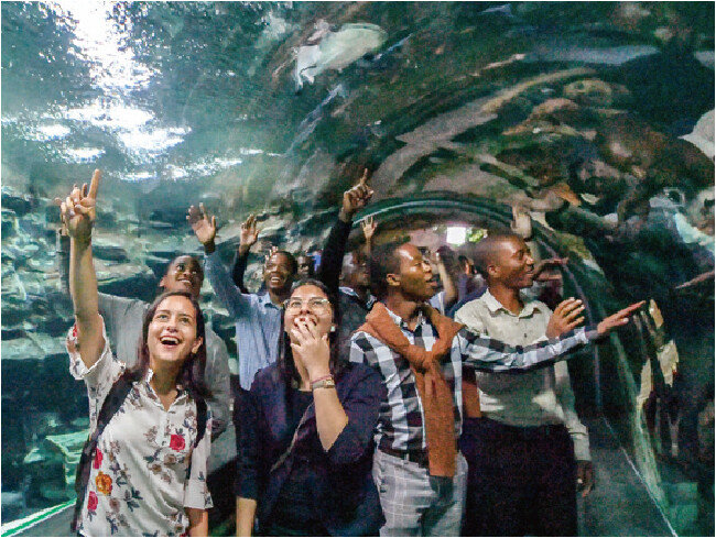 롯데월드 아쿠아리움에서 즐거운 한때를 보내는 모습.